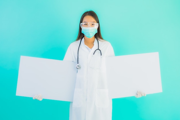 Retrato hermoso joven médico asiático mujer con cartón vacío