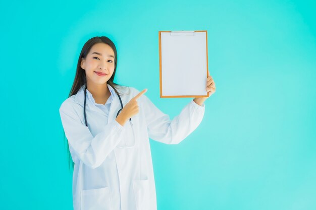 Retrato hermoso joven médico asiático mujer con cartón vacío