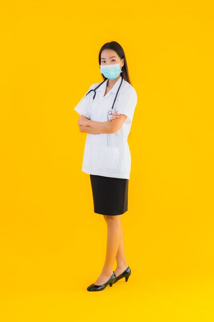 Retrato hermoso joven médico asiático mujer con máscara para proteger covid19