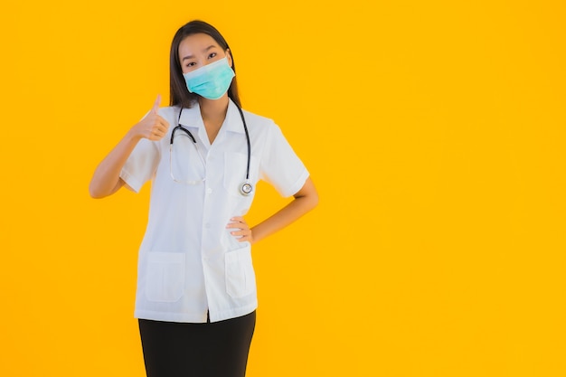 Retrato hermoso joven médico asiático mujer con máscara para proteger covid19