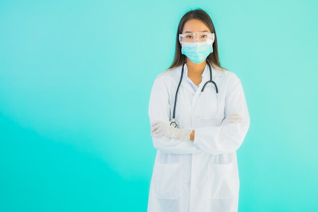 Foto gratuita retrato hermoso joven médico asiático mujer con máscara