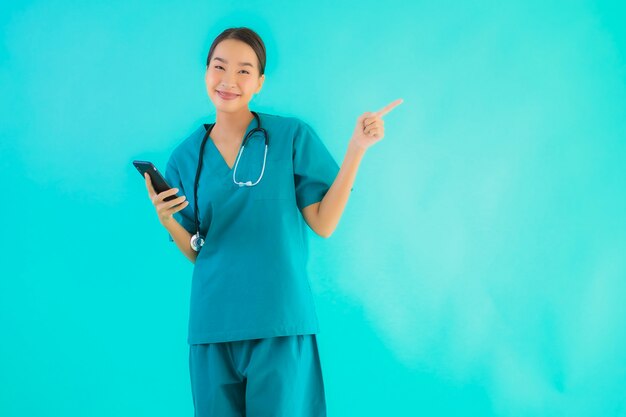 Retrato hermoso joven médico asiático mujer mostrar teléfono móvil inteligente