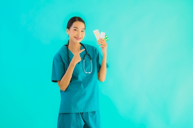 Retrato hermoso joven médico asiático mujer con píldora o drogas y medicamentos