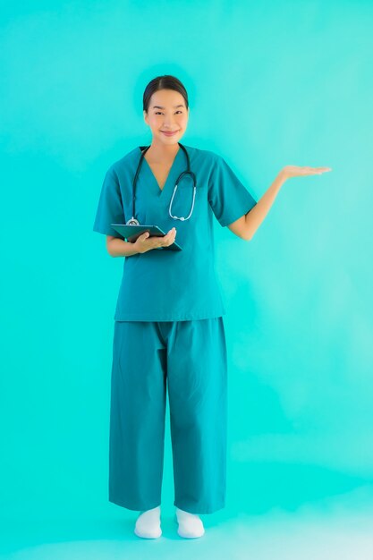 Retrato hermoso joven médico asiático mujer usar dispositivo de tableta inteligente