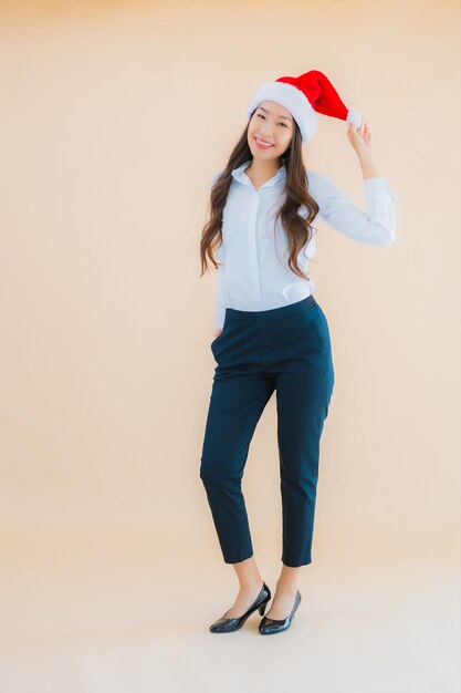 Retrato hermoso joven mujer asiática de negocios usar sombrero de Navidad