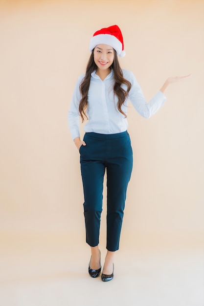 Retrato hermoso joven mujer asiática de negocios usar sombrero de Navidad