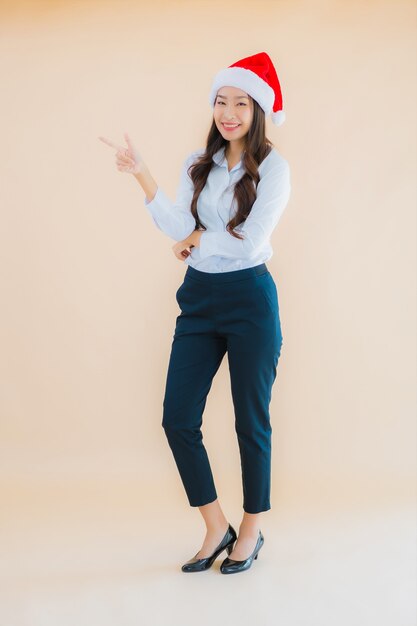 Retrato hermoso joven mujer asiática de negocios usar sombrero de Navidad