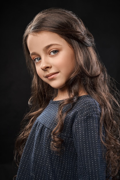 Foto gratuita retrato hermoso de la muchacha en estudio en fondo negro.