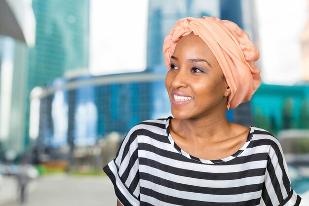 retrato, de, hermoso, mujer americana africana, sonriente