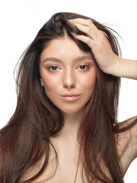 Retrato, de, hermoso, mujer joven, en, blanco, estudio