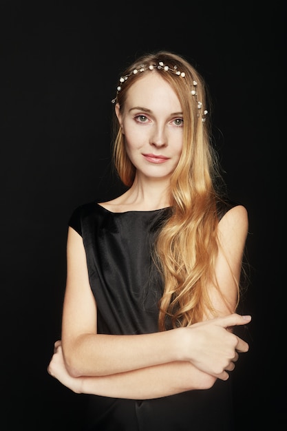 Retrato hermoso de la mujer joven en fondo negro