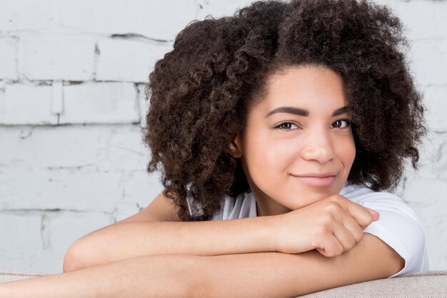 retrato, de, un, hermoso, mujer joven, posar, contra, plano de fondo