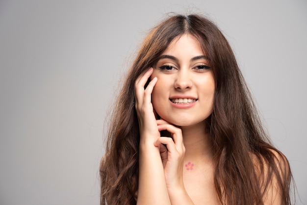 Retrato, de, hermoso, mujer joven, posición