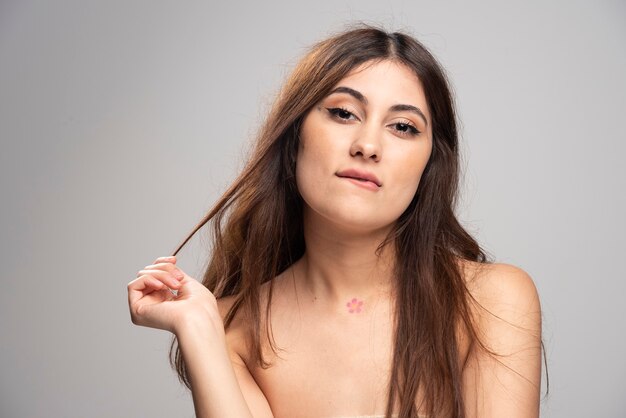 Retrato, de, hermoso, mujer joven, posición