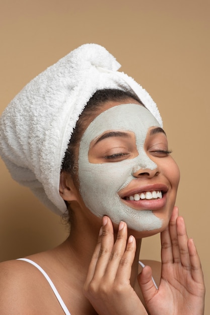 Retrato, de, un, hermoso, mujer, llevando, mascarilla, y, sonriente