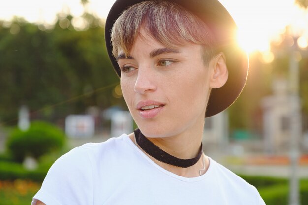 Retrato hermoso de la mujer con luz del sol reflejada en su cara