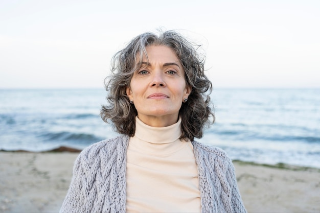 Foto gratuita retrato, de, hermoso, mujer mayor, en la playa