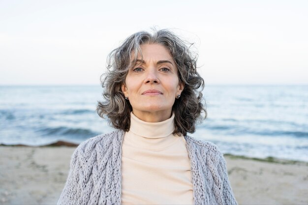 Retrato, de, hermoso, mujer mayor, en la playa