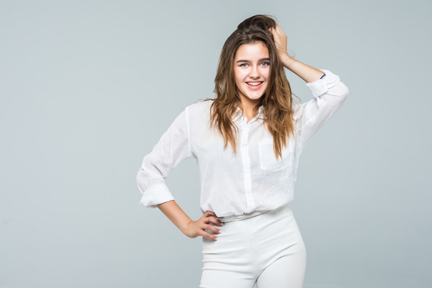 Retrato hermoso de la mujer de negocios joven aislado en blanco