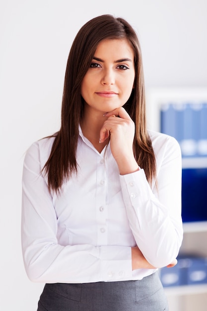 Foto gratuita retrato, de, hermoso, mujer de negocios