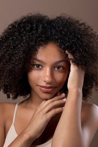 Retrato, de, hermoso, mujer negra, sonriente