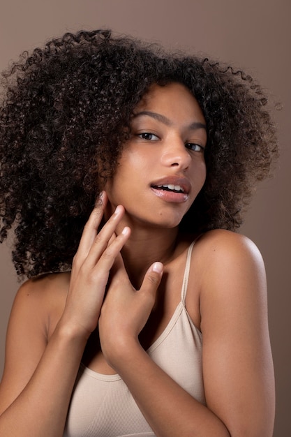 Retrato, de, hermoso, mujer negra, sonriente