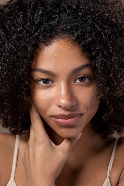 Retrato, de, hermoso, mujer negra, sonriente