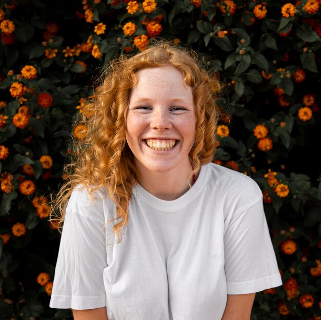 Retrato, de, hermoso, niña joven, sonriente