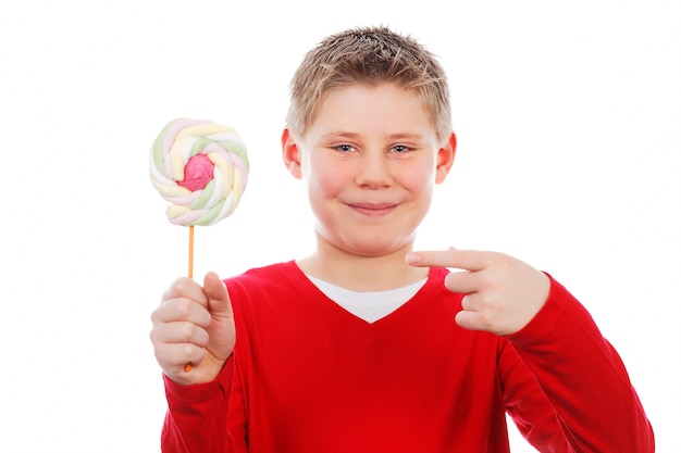 Retrato de hermoso niño alegre con piruleta