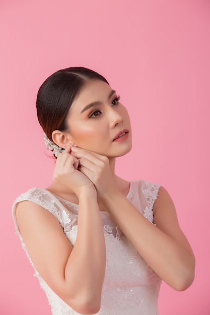 Retrato hermoso de la novia asiática en rosa