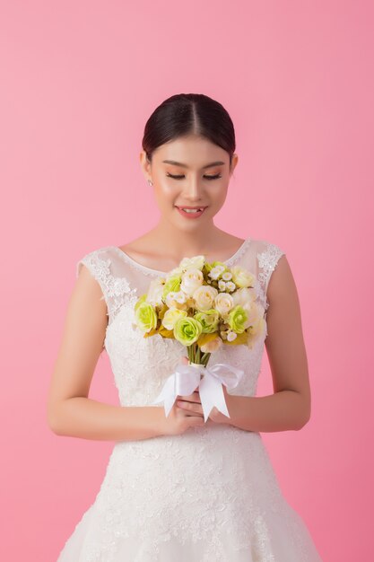 Retrato hermoso de la novia asiática en rosa