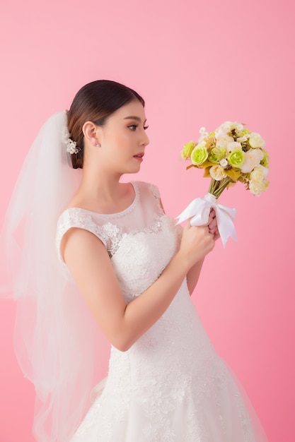 Retrato hermoso de la novia asiática en rosa