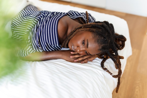 retrato, de, hermoso, y, sensual, africano, mujer joven, acostado, en cama, hermoso, mujer, acostado, en cama