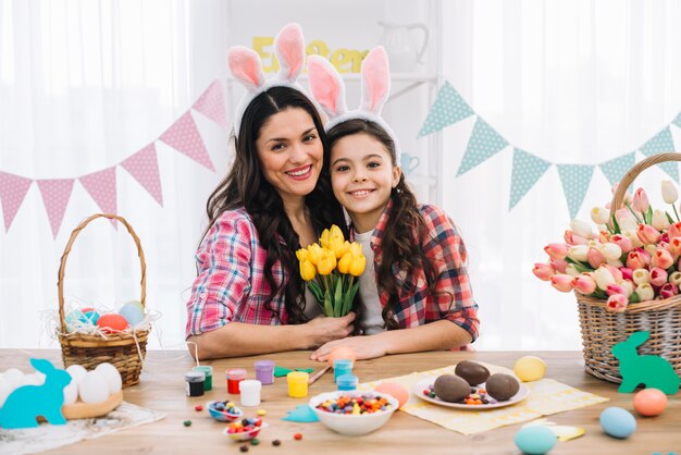 Retrato de una hija feliz con su madre celebrando el día de Pascua