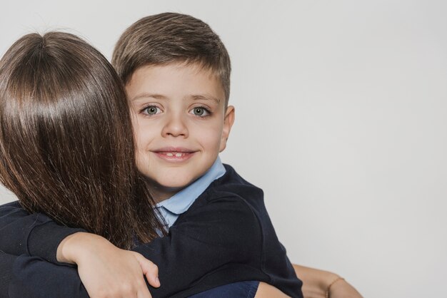 Retrato, de, hijo, abrazar, madre