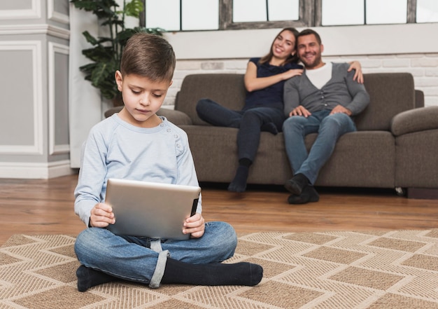 Foto gratuita retrato de hijo jugando con tableta