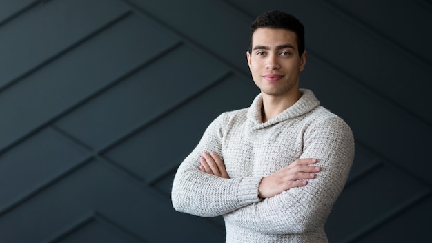 Retrato de hombre adulto con los brazos cruzados