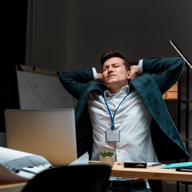 Retrato de hombre adulto cansado después de trabajar de noche