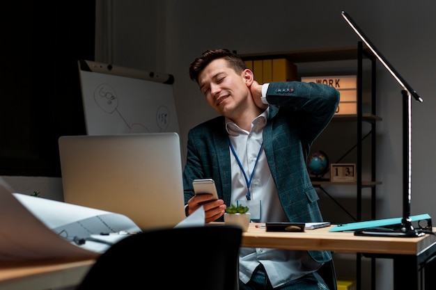 Retrato de hombre adulto cansado de trabajar de noche