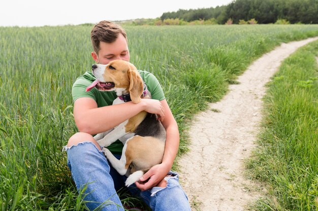 Retrato de hombre adulto disfrutando de la naturaleza con perro