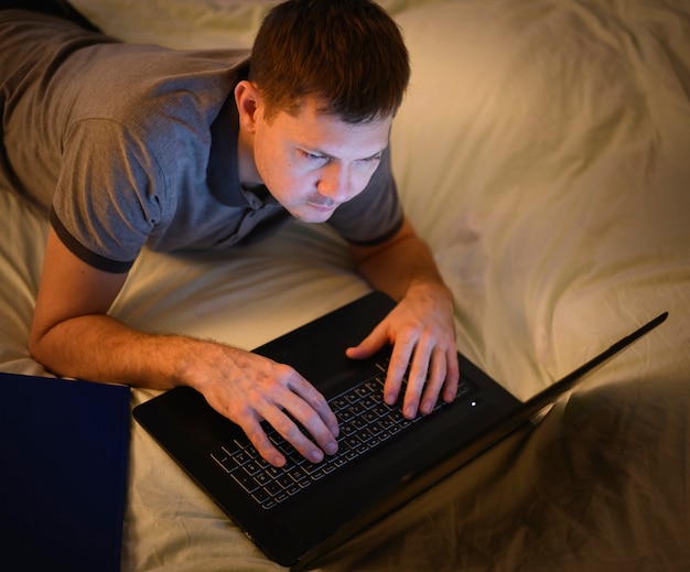 Foto gratuita retrato de hombre adulto disfrutando del trabajo desde casa