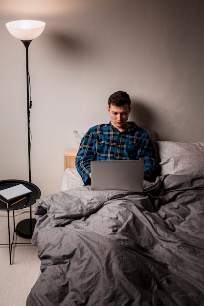 Retrato de hombre adulto disfrutando del trabajo desde casa