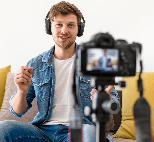 Retrato de hombre adulto grabando a sí mismo en casa