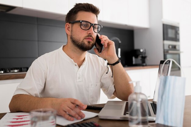 Retrato de hombre adulto hablando por teléfono