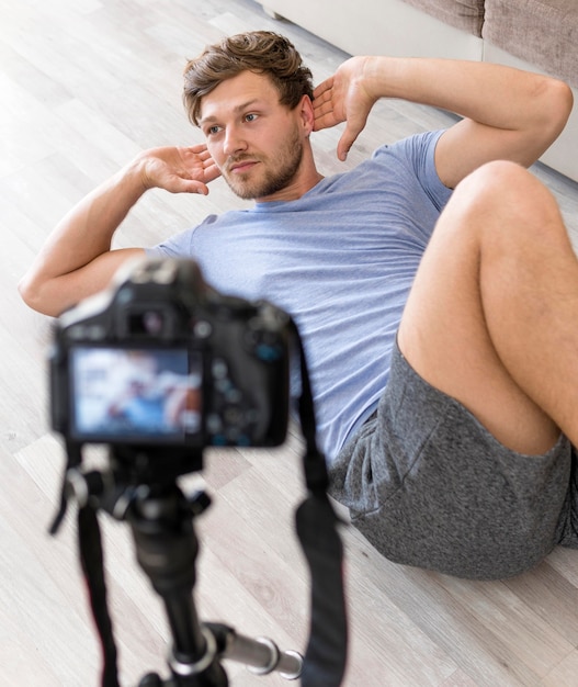 Foto gratuita retrato de hombre adulto haciendo ejercicio en casa