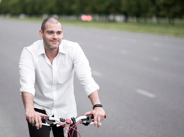 Retrato de hombre adulto montando bicicleta al aire libre