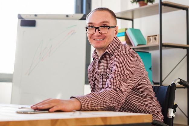 Retrato de hombre adulto positivo en la oficina