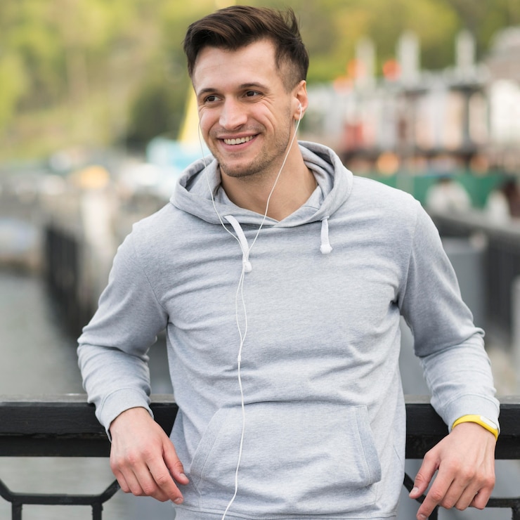 Foto gratuito retrato de hombre adulto sonriendo