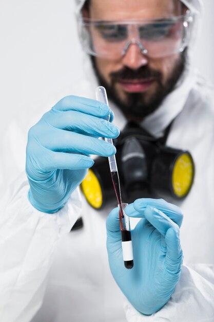 Retrato de hombre adulto tomando muestras médicas