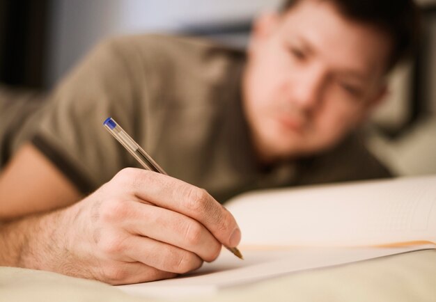 Retrato de hombre adulto tomando notas de trabajo